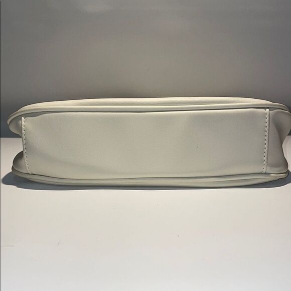 Elegant white faux leather Braided Handle Bag - Picture 6 of 9